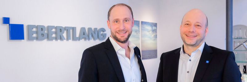 Philip Weber (l.) und Marcus Zeidler, CEO und COO / CFO bei Ebertlang, treiben die Expansion des Distributors voran.