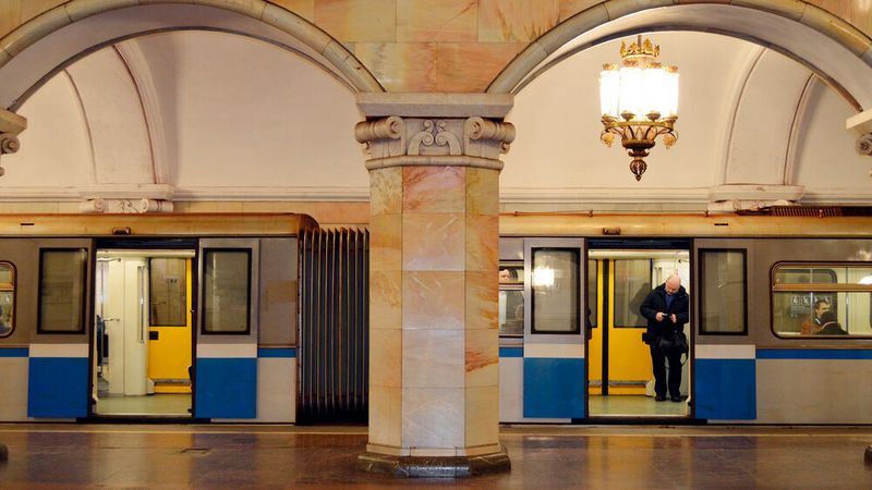 Mehr als 25.000 Menschen haben offenbar bereits am ersten Tag ihr Ticket für die Moskauer U-Bahn per Gesichtserkennung bezahlt.