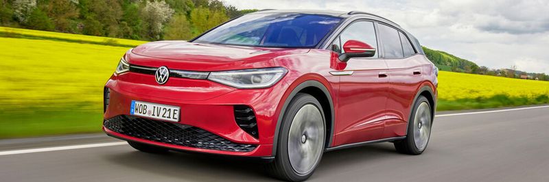 Bei modernen Autos wie dem VW ID.4 lässt sich die System-Software per WLAN oder Mobilfunk „Over The Air“ aktualisieren. Immer häufiger bieten Hersteller auch die Möglichkeit an, kostenpflichtige Funktionen – etwa mehr Reichweite bei Elektrofahrzeugen oder Fahrmodi – über die Luftschnittstelle freizuschalten.