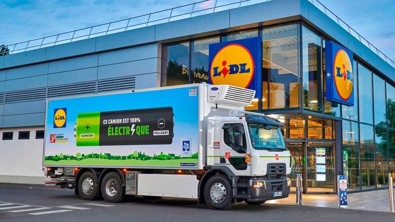 Der D Wide Z.E. von Renault Trucks ist mit der Option „Kühlkofferanschluss“ verfügbar, welche es ermöglicht, die für das Kühlsystem benötigte Energie direkt von den 600-V-Antriebsbatterien des Fahrzeugs zu beziehen.