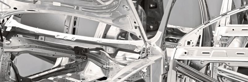 Die Blechverformung der Autokarosserie erfordert höchste Qualität und Präzision.