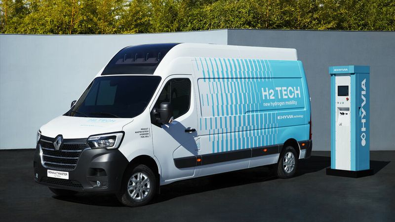 Renaults Master Kastenwagen H2-Tech mit Wasserstofftankstelle von Hyvia.