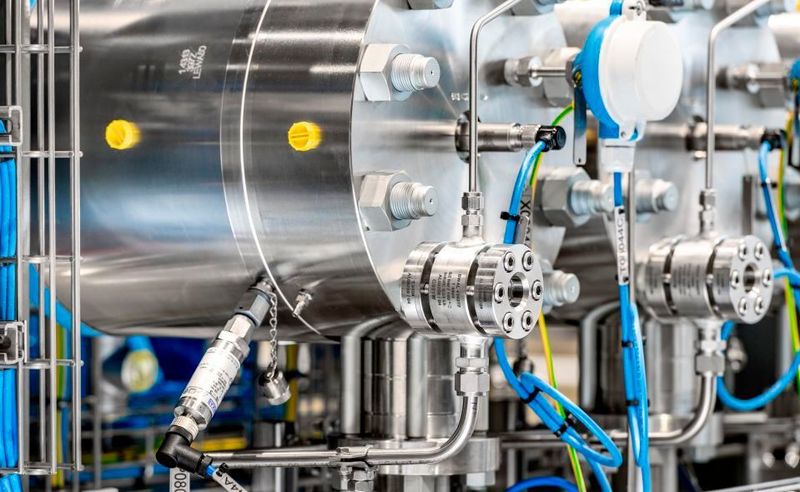 Die Messwerte stammen von einem Körperschalltransmitter, der am Pumpenkörper befindet, einem Drucktransmitter, der an einer Druckmessbohrung angeschlossen wird, sowie einem Drehgeber, der entweder direkt über die Kurbelwelle oder den Motor adaptiert wird. Hier zu sehen ist der Drucktransmitter.