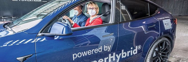 Bundesforschungsministerin Anja Karliaczek hat Ende September den Prototypen eines Autos vorgestellt, das mit synthetischem Methanol angetrieben werden kann. Grundlage dieses Kraftstoffes ist Grüner Wasserstoff, einer der wichtigsten Grundbausteine für den klimaschonenden Umbau von Schlüsselindustrien in Deutschland und der Welt, und CO2, das aus Industriabgasen entnommen werden kann.