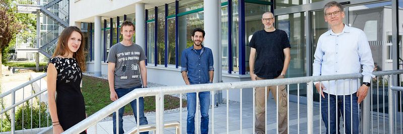 (v.r.) Professor Andreas Heinemann und Professsor Alexander Wiesmaier mit ihren Doktoranden Nouri Alnahawi und Nicolai Schmitt sowie Master-Studentin Johanna Henrich. Sie arbeiten an Verschlüsselungen, die Quantencomputern standhalten können.