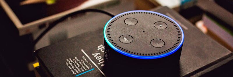 Alexa und Co sind clevere Systeme, die laufend dazulernen. Das ist sehr rechenintensiv. Forscherteams haben nun Wege gefunden, die Rechenmethoden zu vereinfachen, ohne die Leistungen von künstlichen Intelligenzen zu schmälern.