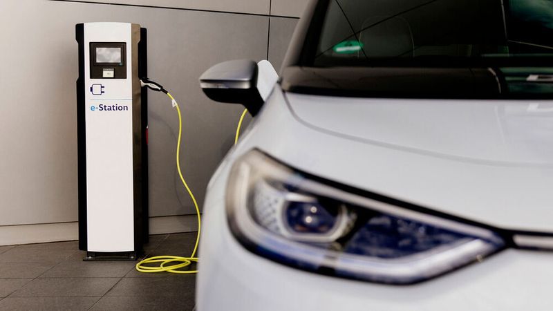 Der ID-3 geht beim Schnellladen etwas behutsamer mit seiner Batterie um als der Tesla – dafür nimmt er sich aber auch mehr Zeit.