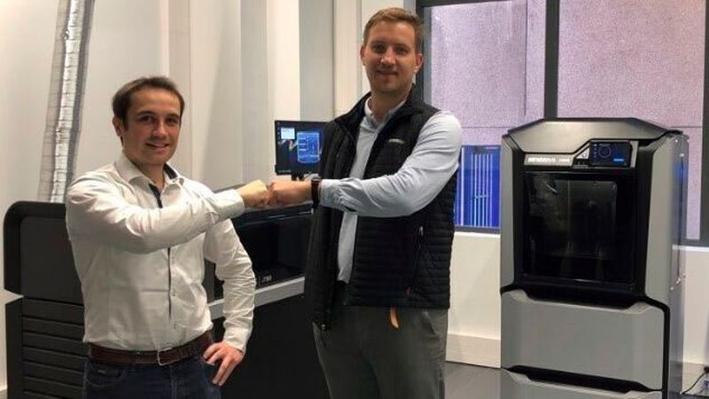 Jérémy Adam, CEO und Gründer von Bone 3D, und Arnaud Toutain, Healthcare Sales and Development Lead Stratasys, freuen sich auf die partnerschaftliche Zusammenarbeit.
