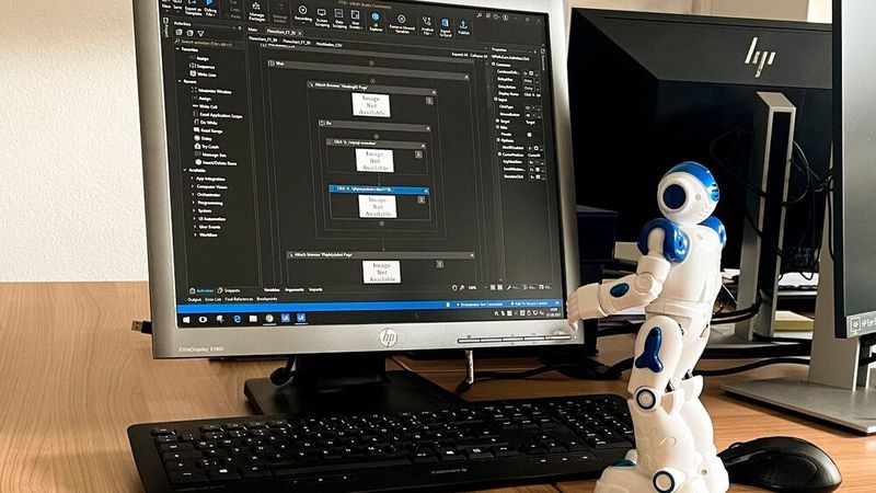 Mehr Effizienz durch Software-Roboter: Dieses Foto des Autohauses Weeber ist mit einem Augenzwinkern zu verstehen, weil der Spielzeug-Roboter keine wirkliche Funktion hat – dafür aber die Software auf dem Monitor. Das Unternehmen setzt auf Software-Roboter, um seine Mitarbeiter von Aufgaben wie wiederkehrenden Eingaben in EDV-Systeme zu entlasten.