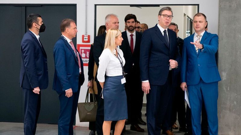Der Magna-Geschäftsführer der neuen Anlage, Vitaly Artemyev (r.), zusammen mit Aleksandar Vucic, Präsident von Serbien (zweiter von r.).
