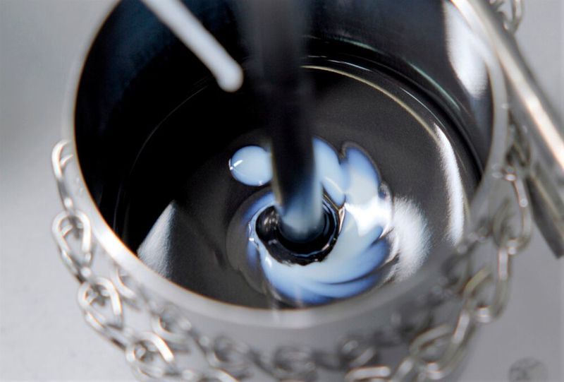Hier blickt man auf den Mischprozess des sogenannten Anodenschlickers für Lithium-Ionen-Batterien. BASF und KIT verfolgen jetzt gemeinsam die Vorteile und Möglichkeiten, die mehrschichtige Anoden bringen.