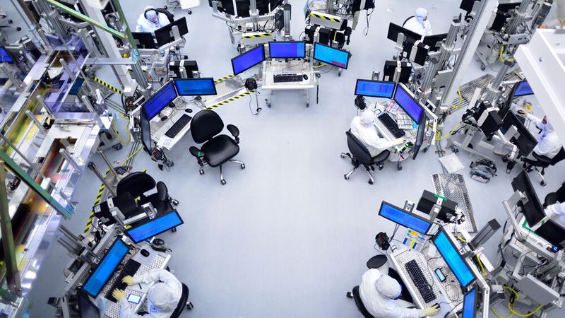 Genau im Blick: Leitstand zur Prozesssteuerung und -überwachung in einer Chipfabrik von Intel.