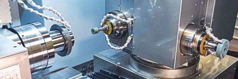 Innenansicht der Voumard 1000: Der Spindelrevolver auf der B1-Achse ist mit einem kompakten Schleifspindelkopf mit flexibler Innenschleifspindelanordnung ausgerüstet.