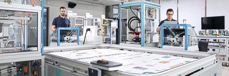 2019 hat die SmartFactory Kaiserslautern den Begriff Industrie 4.0 runderneuert und geschärft. Das Update taufte sie Production Level 4 (PL4). Dabei wurde auch die Rolle des Menschen in der Fabrikhalle neu definiert.