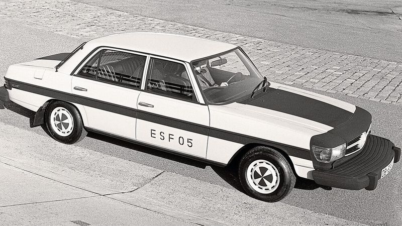 Vor 50 Jahren stellte Mercedes-Benz auf Basis der Baureihe W 114 („Strich-Acht“) auf der zweiten internationalen ESV-Konferenz seinen „ESF 05“ vor.