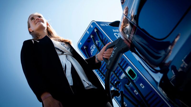 Die weitere Förderung des Ladesäulen-Ausbaus in Deutschland befürworten 44 Prozent.
