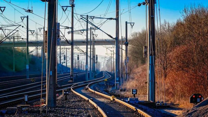 Vor allem ländliche Regionalbahnstrecken und Grenzübergänge sind oft nicht mit Oberleitungen ausgestattet.