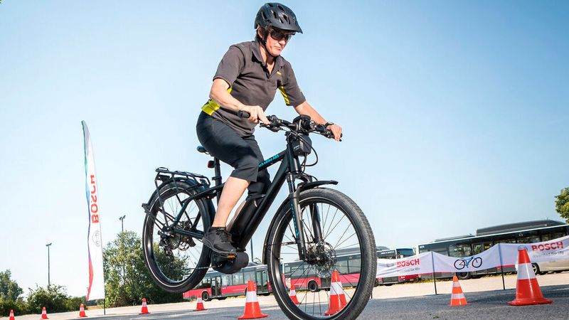 Durch die sogenannte „Stotter“-Bremsung kommt das E-Bike nichts ins Rutschen und bleibt leichter kontrollierbar. Die Funktionsweise des ABS entspricht der beim Auto.