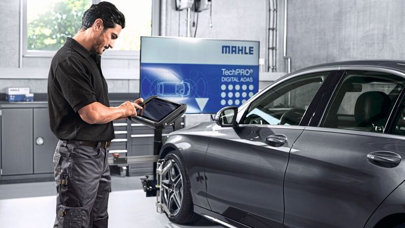 Das neue TechPro ADAS 2.0 von Mahle verkürzt die Zeit zum Kalibrieren von Kameras und anderen Sensoren, indem es Abstandswerte automatisch ins Diagnosegerät überträgt.