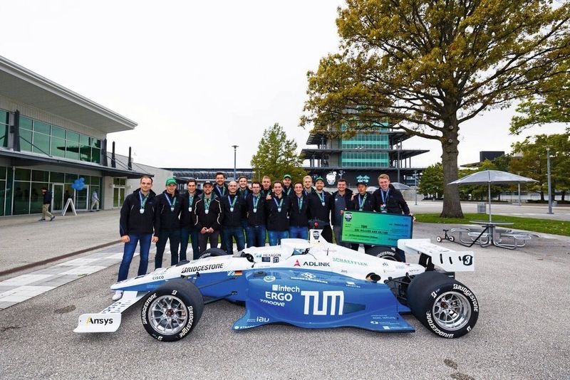 Ein Teil der etwa 45 Mitglieder des Rennsportteams der TU München vor dem Siegerfahrzeug.
