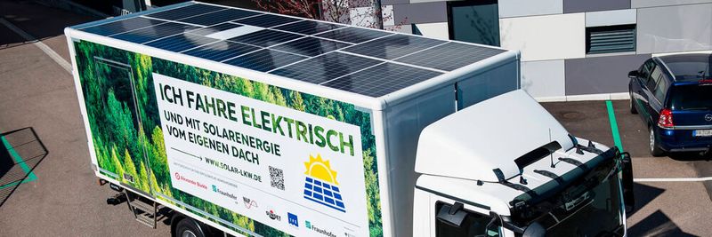 Die in den Kofferaufbau integrierten Solarmodule nutzen das gesamte Dach vollständig aus.