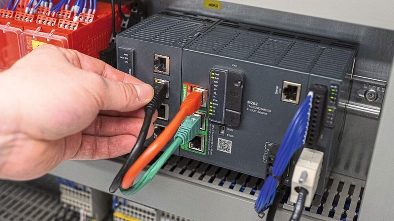Neue Funktionen für die Modicon M262: Neben der API-Schnittstelle kann nun auch G-Code verarbeitet werden.