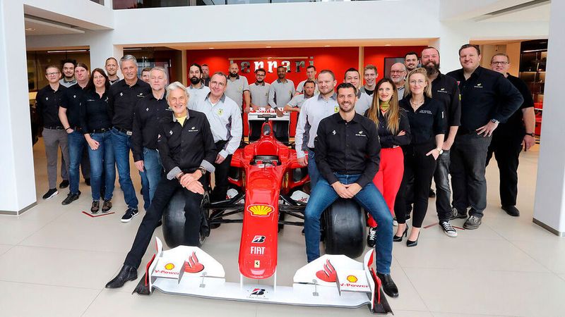 Das Team von Eberlein Automobile freut sich über die Auszeichnung als „Ferrari Dealer of the Year".