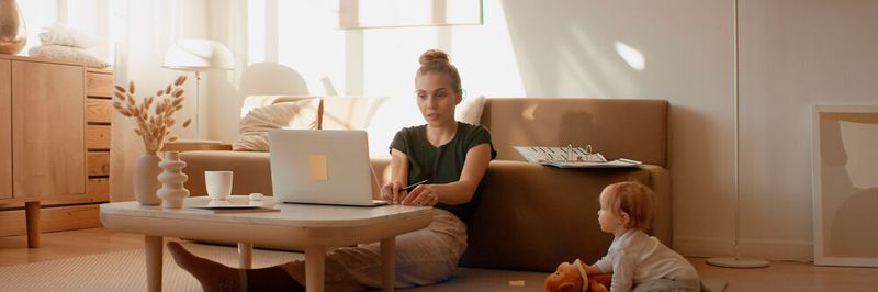 Durch flexible Arbeitsmodelle lässt sich Beruf- und Privatleben besser vereinbaren. Mütter können dadurch bespielsweise schneller in den Beruf wieder einsteigen.
