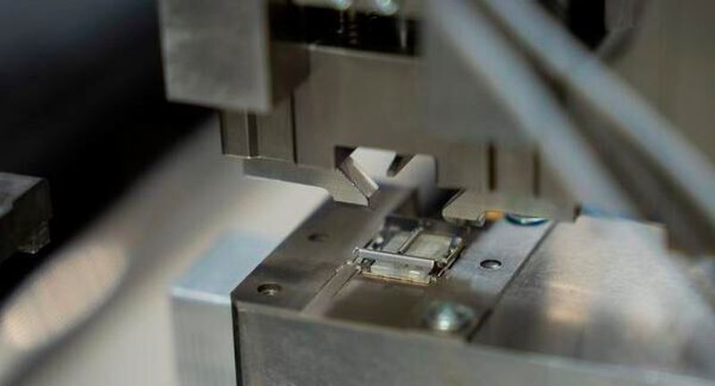 Klickt`s richtig? Blick in den vom Fraunhofer-IWU entwickelten Akustikprüfstand für Cherry-Computertastaturknöpfe. Die 100-Prozent-Prüfung lässt nur Cherry-Taster „durch“, die das typische Klickgeräusch entwickeln, das der Computer-, Notebook- oder Tablet-User gewohnt ist.