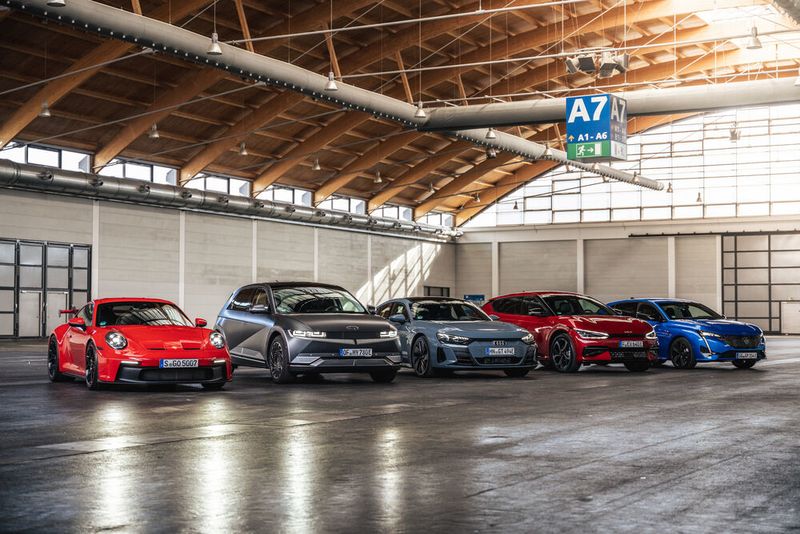 Die fünf Klassensieger zum German Car of The Year 2022 (v. l.): Porsche 911 GT3, Hyundai Ioniq 5, Audi e-tron GT, Kia EV6, Peugeot 308.