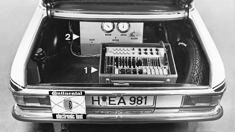50 Jahre fahrerloses Fahren: Im Kofferraum des elektronisch gesteuerten Fahrzeugs befanden sich die Steuerelektronik (1) und die elektropneumatische Bremsanlage (2). Unter der Stoßstange waren drei Antennen befestigt: die linke und rechte waren mit der Lenkregelung verbunden, die mittlere mit der Geschwindigkeitsregelung.