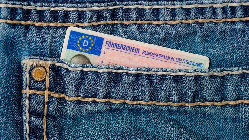 Führerscheine, die vor dem Januar 2013 ausgestellt wurden, müssen je nach Frist bis spätestens 2033 in fälschungssichere Dokumente umgetauscht werden.