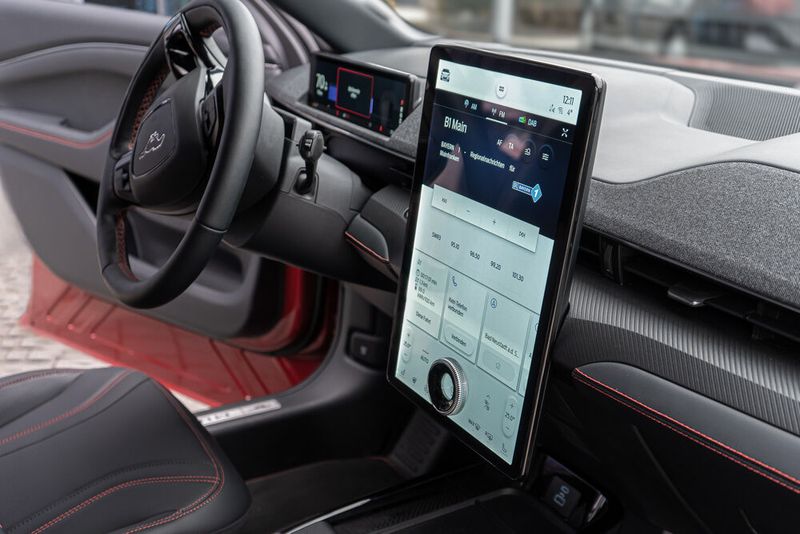 Touchscreen mit einem haptischen Drehsteller, der durchbruchsfrei auf der Oberfläche befestigt ist, im Ford Mustang Mach-E.