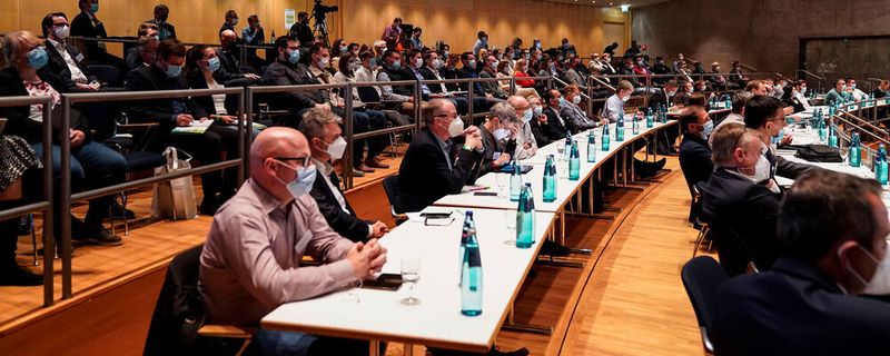 Rund 450 Teilnehmer zählte das 13. Innovation Forum Medizintechnik: Entsprechend gut gefüllt waren die Vorträge; Eröffnung, Keynotes und Podiumstalk wurden aus dem Großen Saal per Livestream in andere Bereiche der Tuttlinger Stadthalle übertragen.