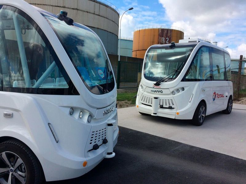 Automatisiert fahrende Shuttles sind bisher eher langsam unterwegs. Neue Methoden zur Absicherung der autonomen Systeme sollen das verbessern. Im Bild: Shuttles des Herstellers Navya.