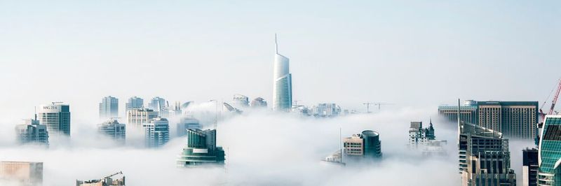 Ein Fog Layer verdichtet die Daten, bevor sie in die Cloud geladen werden. So können die Latenzzeiten verringert und Kosten gespart werden.