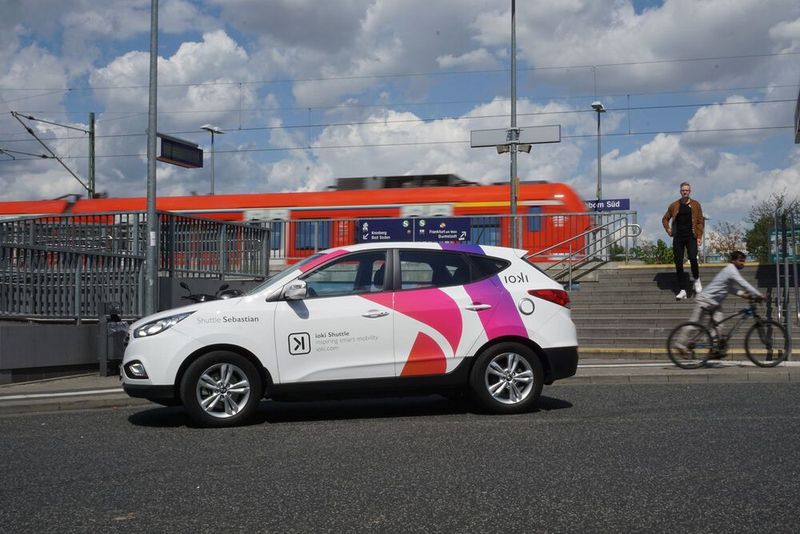 Ridepooling in Deutschland: Ein Anbieter, der das möglich macht, ist die Bahn-Tochter Ioki.