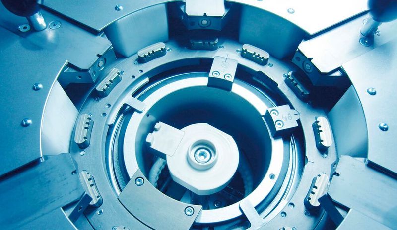 Elektrische Zylinder von SMC übernehmen in einer Fertigungszelle sowohl
die Positionierung der Bauteile als auch den prozessüberwachten Schubbetrieb.
