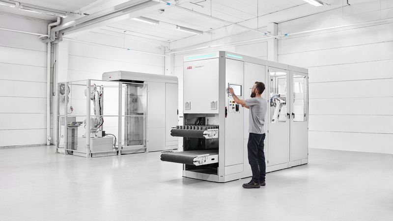 ABB stellt seine neuen Modelle vor. Der Flex Loader M Conveyor verfügt über ein einfaches, aber leistungsstarkes Bildverarbeitungssystem.
