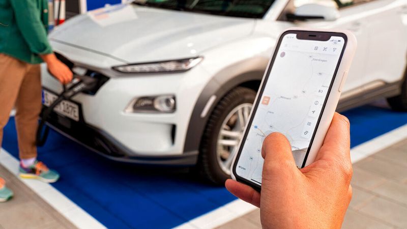 E-Auto-Fahrer können durch das Setzen von Filtern in einer Ladesäulen-Suchapp gezielt nach Ladeleistung, Anschlüssen oder Steckern suchen.