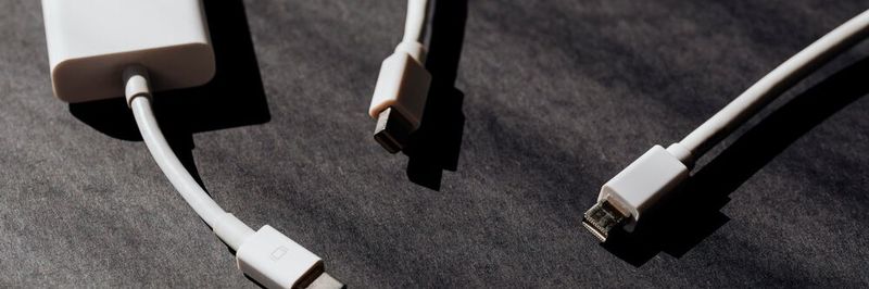 Im Gegensatz zum Multichannel, bei dem der Vertrieb von Waren einfach über mehrere, unterschiedliche Kanäle erfolgt, findet beim Omnichannel eine kanalübergreifende Kommunikation statt. Diese bietet dem Kunden einen Mehrwehrt in puncto Erreichbarkeit und Flexibilität.