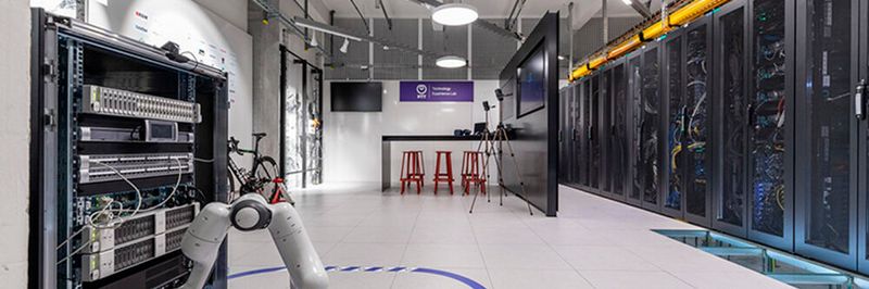 Im Technology Experience Lab bei NTT Global Data Centers testen Rechenzentrumsmanager und ihre Teams innovative Ansätze, um die Architektur ihrer Server und Speicher voranzutreiben.