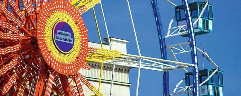 Das Riesenrad mit einer Gesamthöhe von rund 45 Metern ist die neue Attraktion des Münchner Schaustellerbetriebs Willenborg. 24 Gondeln bieten jeweils acht Fahrgästen einen ungehinderten Panoramablick. Die Antriebstechnik von SEW-Eurodrive sorgt dabei für maximale Effizienz.