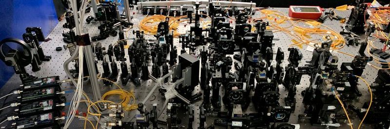 Der Versuchsaufbau (in China): Forscher der TU Wien haben ein neuartiges Übertragungsprotokoll mit hocheffizienter Quantenkryptographie entwickelt, das bei Tests mit chinesischen Forschungsgruppen Rekordergebnisse erzielen konnte.