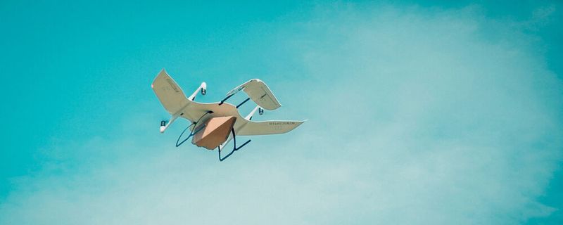 26 Kilometer zwischen Greifswald und Wolgast – über diese Distanz haben Wingcopter-Drohnen kürzlich Blutproben in Mecklenburg-Vorpommern transportiert. Durchgeführt wurden die Flüge von der Universitätsmedizin Greifswald in Kooperation mit der DRF Luftrettung und Wingcopter.