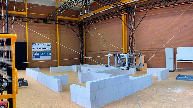 Der neue Roboter erinnert an Kameras in Fußballstadien, die ebenfalls an Seilen gespannt sind.
