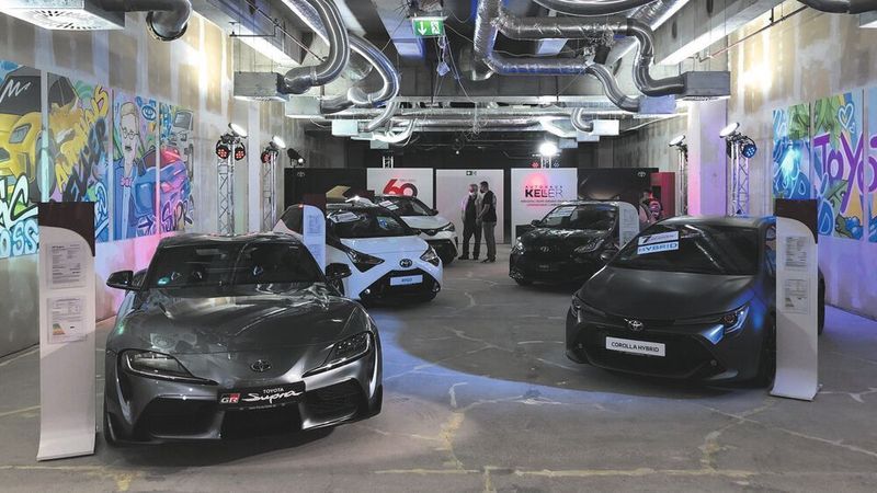 Der Pop-up-Store des Toyota- und Lexus-Autohauses Keller ist im Baustellenlook gestaltet.