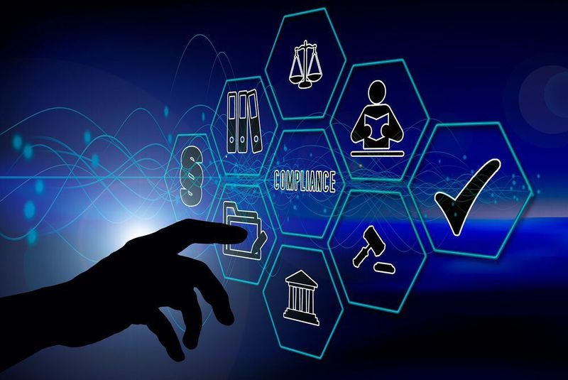 Wie schaffe ich es, ein Embedded-Linux-System im fertigen Produkt zu implementieren und vermarkten und gleichzeitig alle Open Source Lizenzvereinbarungen einzuhalten? Welches technisches - und vor allem auch rechtliches - Grundwissen muss ich dafür besitzen? Hier setzt das Seminar "Erstellung eines Embedded-Systems unter Erfüllung der Lizenzpflichten" an.