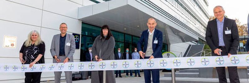 Bei der feierlichen Eröffnung Europas größten Forschungsgebäudes: Gesamtprojektleiterin Susanne Müller, Oberbürgermeister Uwe Schneidewind, Projektleiterin Forschung Barbara Albrecht-Kuepper, Leiter Forschung und frühe Entwicklung Philip Larsen, und Standortleiter Maik Eckelmann. (v.l.)