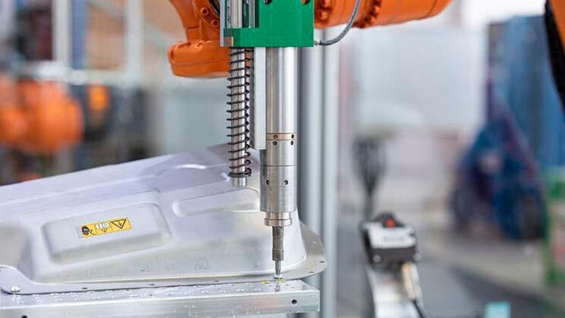 Batterierecycling! Im Rahmen des Forschungsprojekts „DeMoBat“ entwickelt ein Forschungsteam am Fraunhofer IPA einen Industrieroboter, der Altbatterien von Elektroautos sortenrein demontieren kann. Es beginnt mit dem Aufschrauben des Gehäuses.